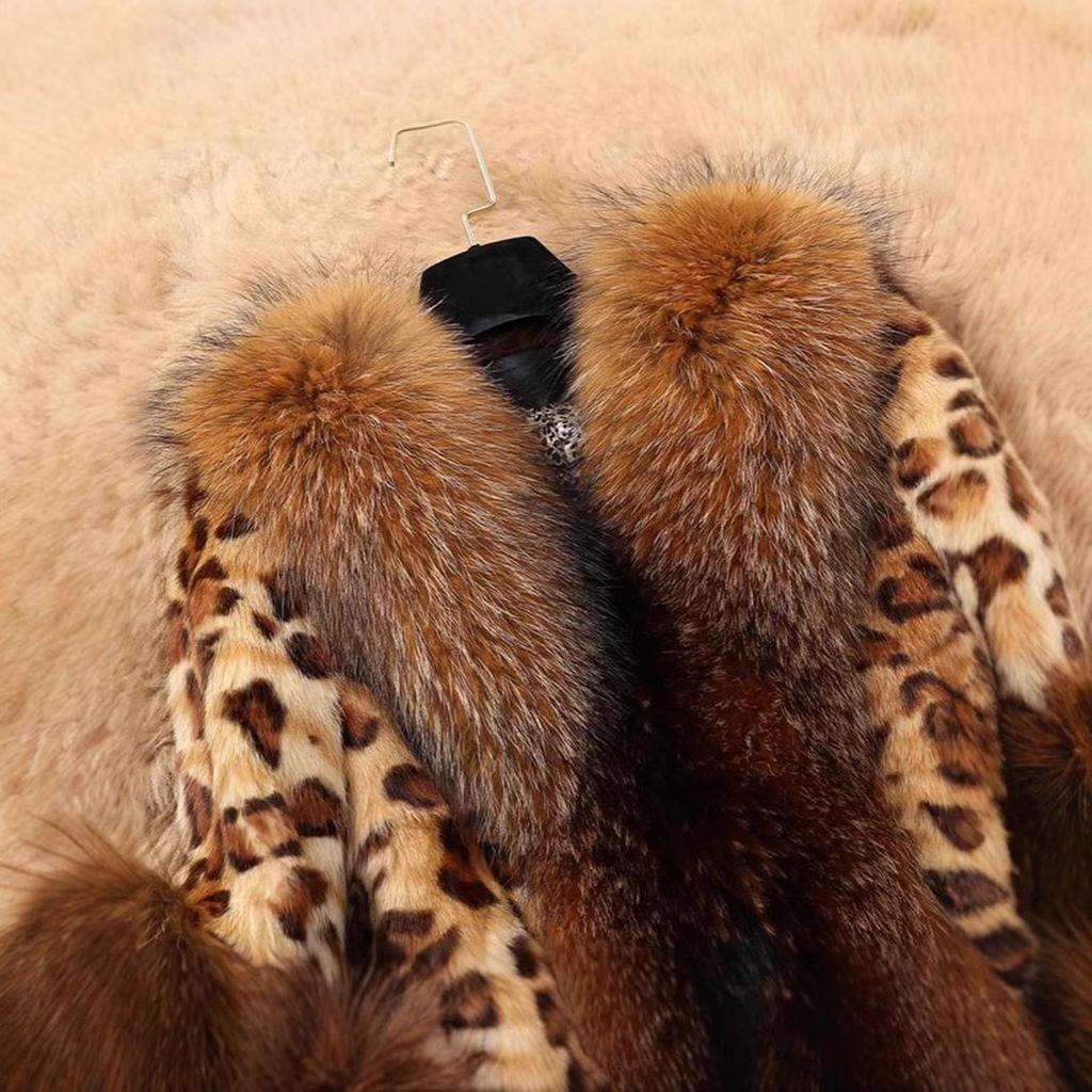 Женское полупальто из искусственного меха с леопардовым принтом средней длины и воротником из енота