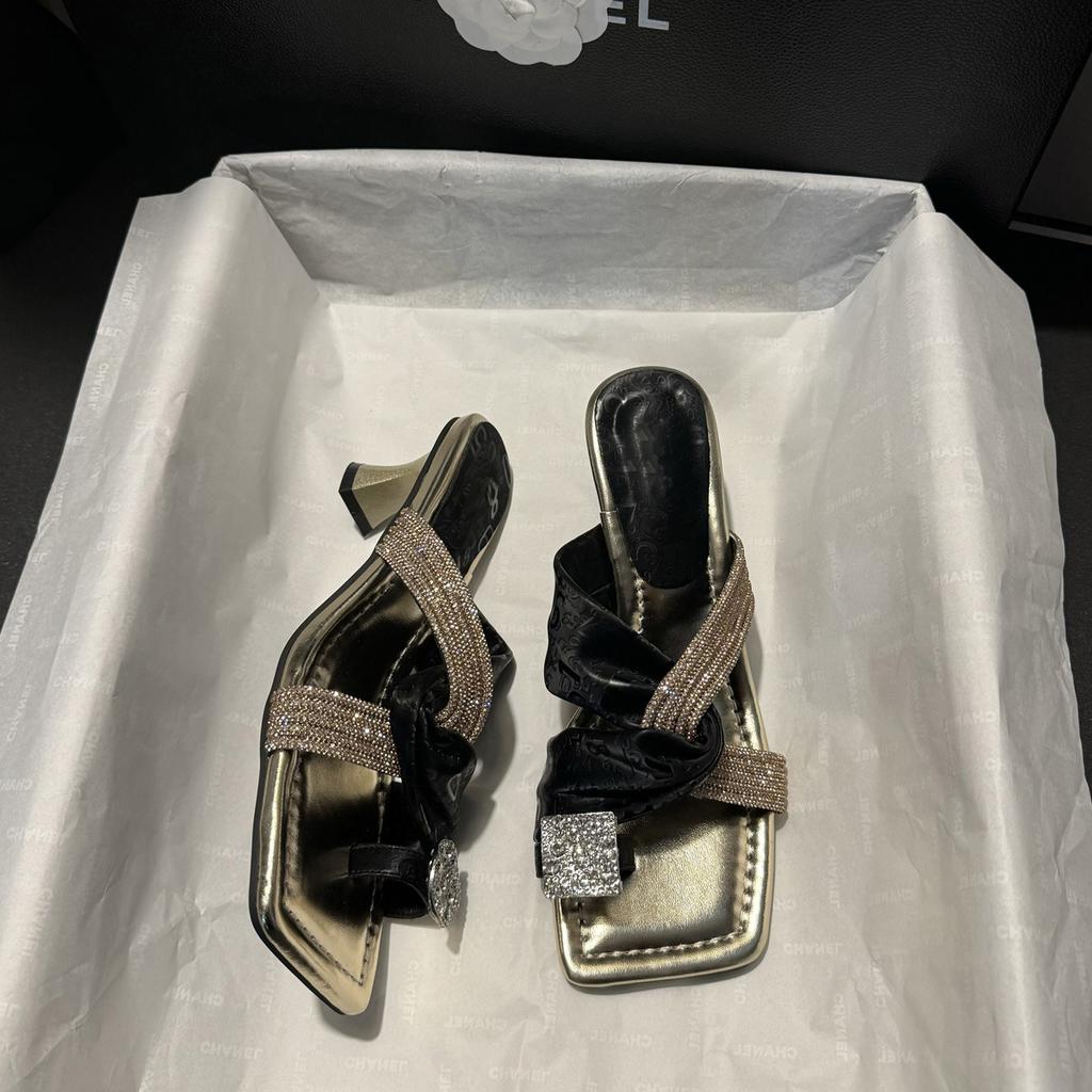 Модные квадратный носок высокий каблук закрытый носок уличные шлепанцы женские новые стразы надпись тонкий каблук крутые шлепанцы