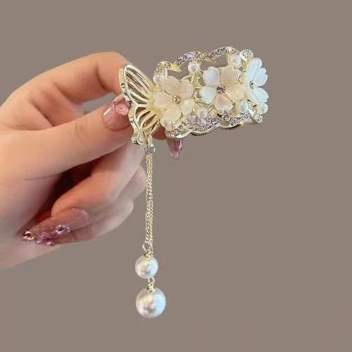 Красная роза, жемчуг, кисточка, маленькая заколка в виде когтей, верхняя заколка с половинным пирсингом, высокая заколка для хвоста, заколка в виде когтей белого лотоса