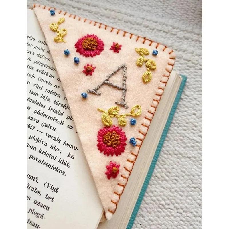 Personalized Hand Embroidered Corner Bookmarks Felt Triangle Markers Bookmarks Gifts For Reading Lovers YLE049