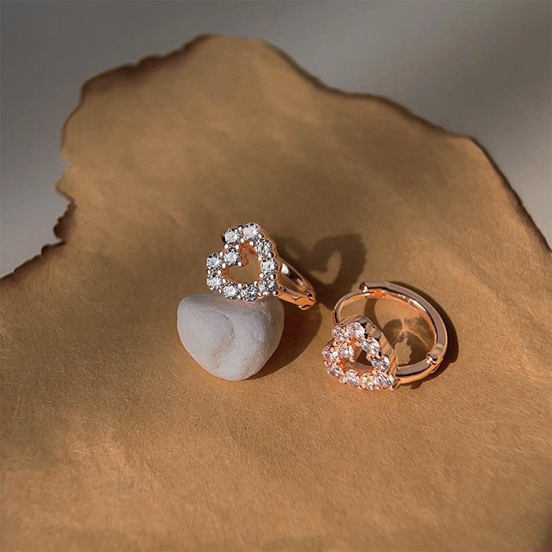 Hollow Love Ear Buckle Женские легкие роскошные серьги Niche Ins Sweet Серьги в форме сердца для поездок на работу