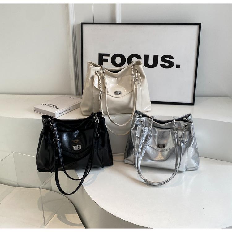 Женская мягкая лакированная сумка-тоут из искусственной кожи с цепочкой и отделениями - Мода весна/лето 2024