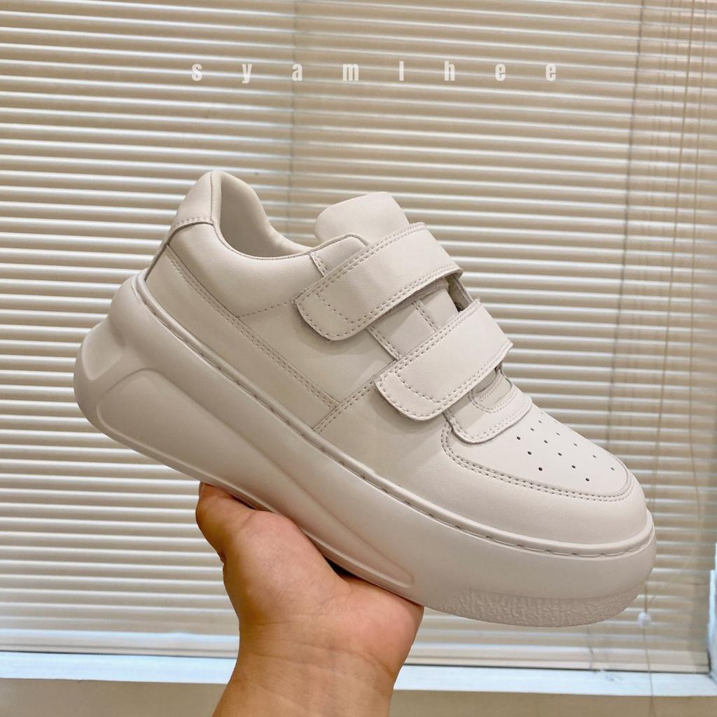 Маленькие белые туфли на толстой подошве на липучках женские 2025 новые весна-осень популярные универсальные кожаные маффины спортивные и повседневные кеды