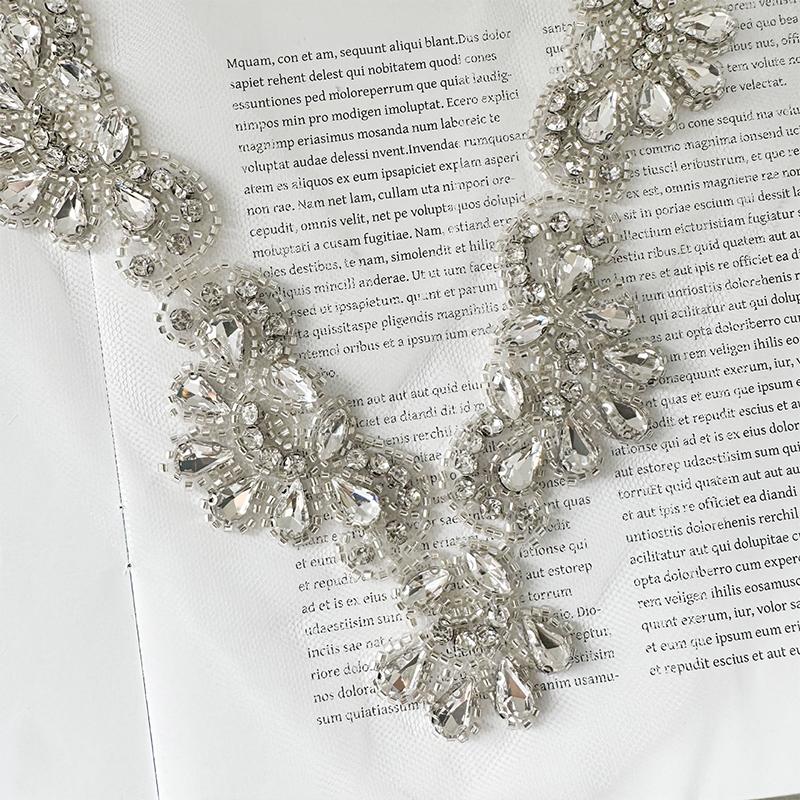 Аксессуары для шитья своими руками: аппликация из бисера и страз для V-образного выреза, кружевная сетка, бант, нашивки, одежда, платья, аксессуары для шитья.