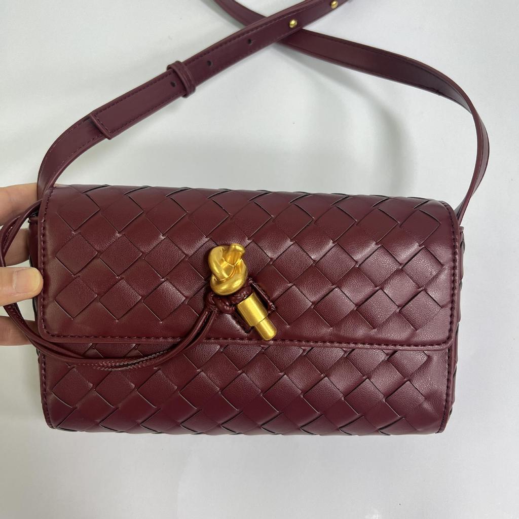 2024 Высококачественная плетеная сумка через плечо с золотым замком