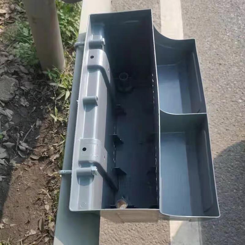 Приподнятый квадратный ящик для цветов