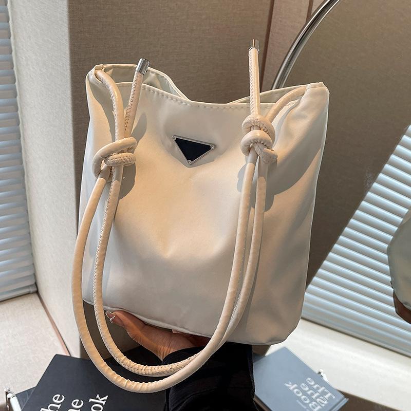 Korean Version of Ins Super Hot Bag Women's Bag New High End Simple Handbag Ins Commuting Bucket Bag