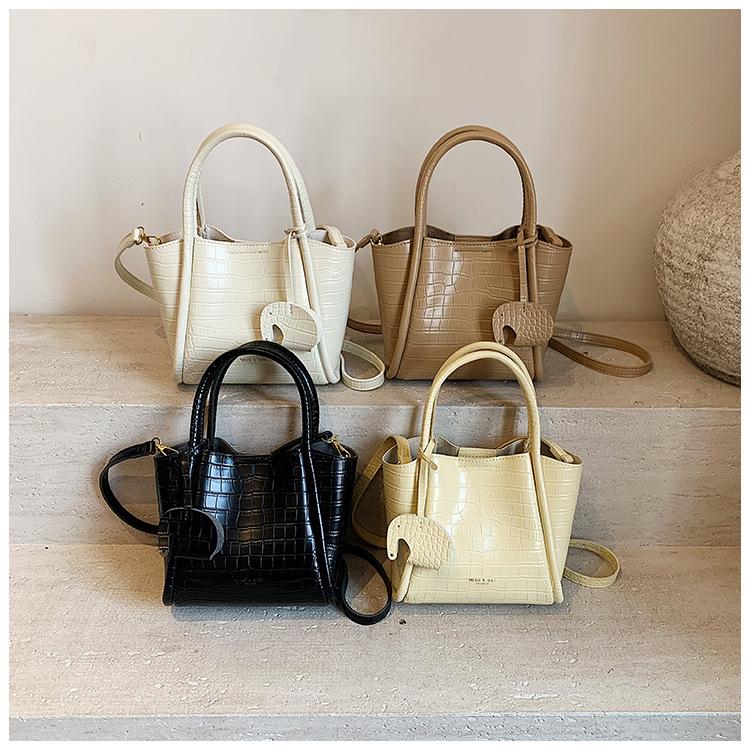 Супер огонь маленькая сумка женская летняя универсальная 2025 новая модная на плечо сумка-мессенджер в этом году популярная портативная сумка-ведро