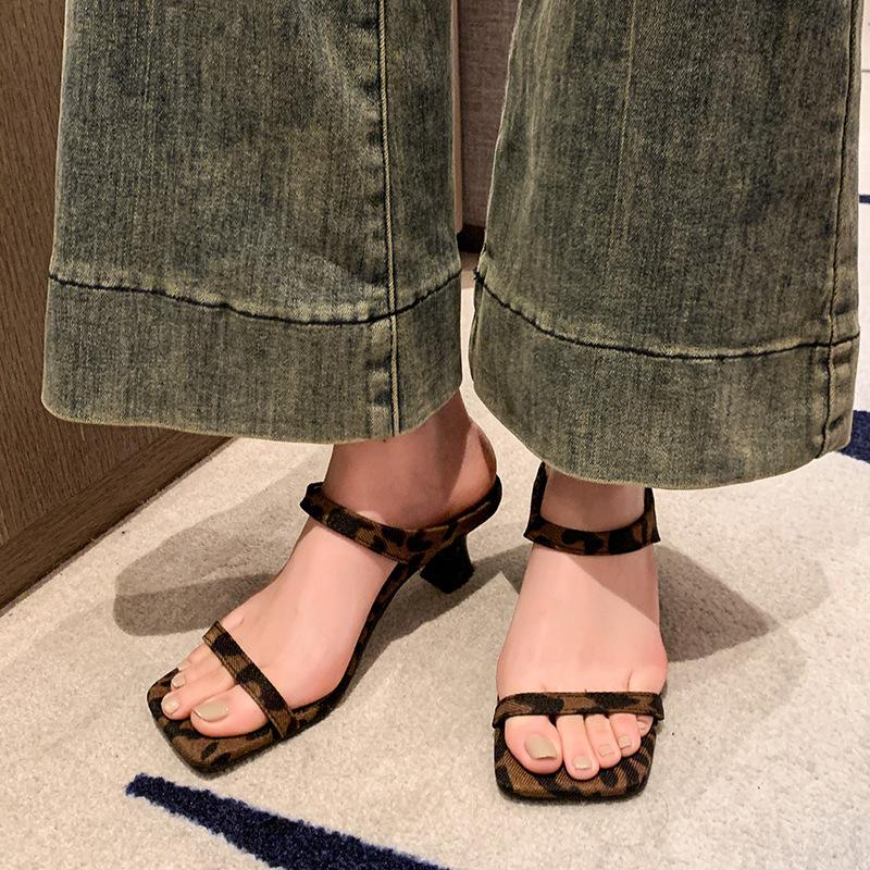 Нишевые французские туфли на высоком каблуке с леопардовым принтом, шлепанцы на одно слово, женская обувь, носить 2025, новые летние босоножки-стилетто