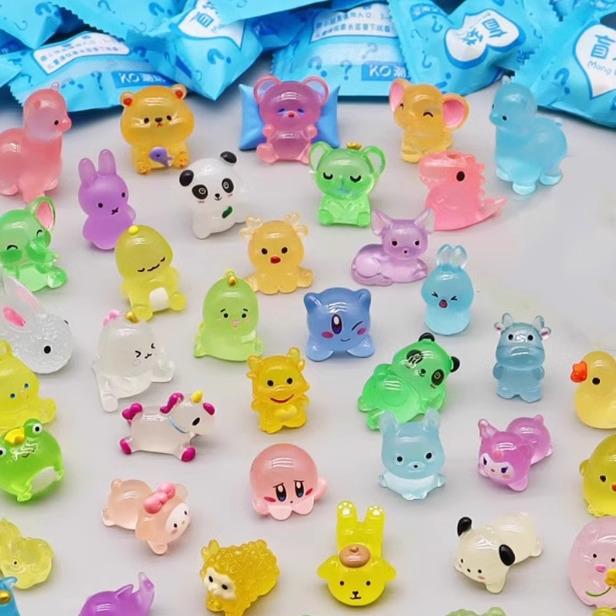 Мини-набор игрушек-симуляций животных, светящихся в темноте: Модели кролика и кошки для детей