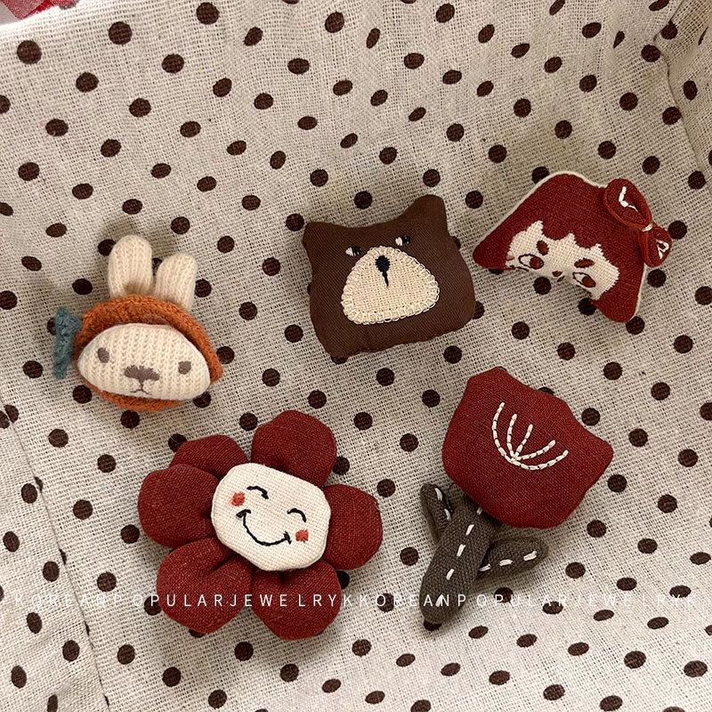 Плюшевый мишка и брошь-цветок в корейском стиле – милое мультяшное украшение-значок для рюкзака