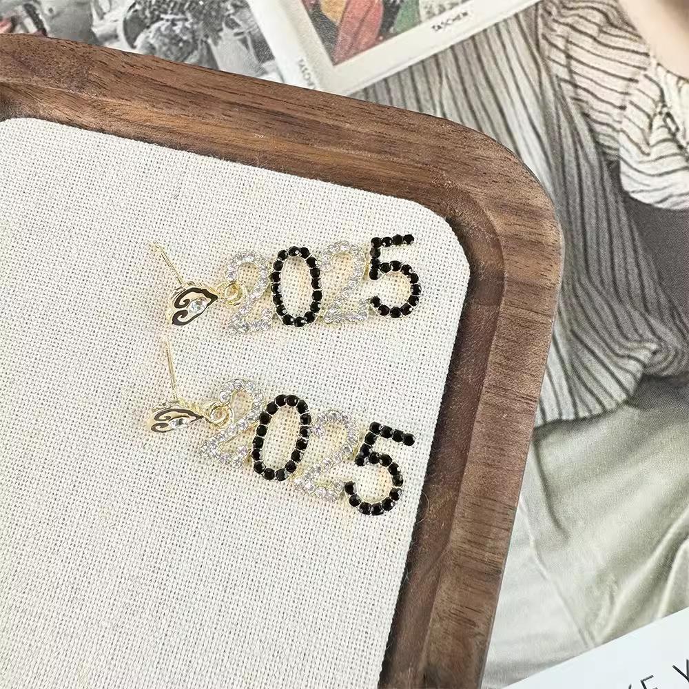 Модные и универсальные цифровые серьги 2025 года, персонализированные серьги с буквенным алфавитом и универсальные бриллиантовые серьги
