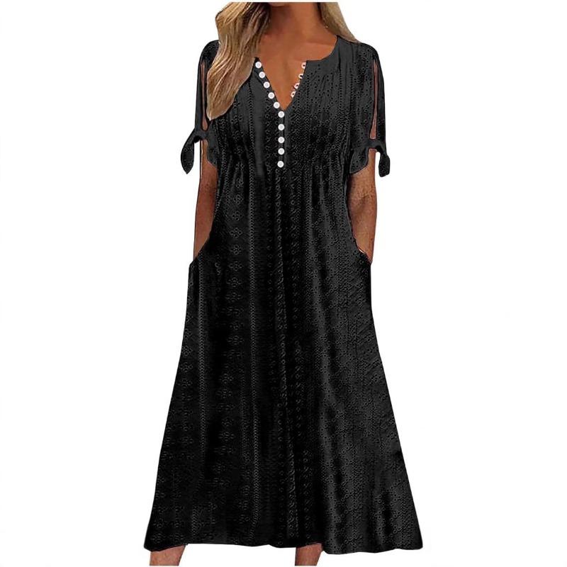 Женское однобортное перфорированное платье с V-образным вырезом