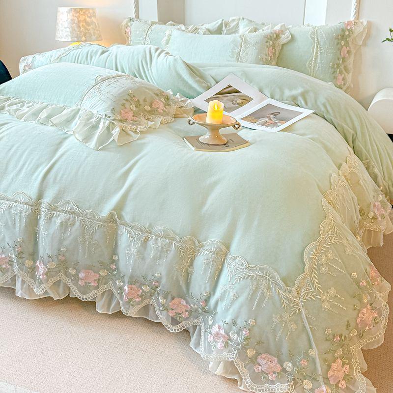 Корейский принцессный комплект из 4 предметов из молочного бархата с кружевной отделкой: Антистатичные простыни и пододеяльник из кораллового флиса