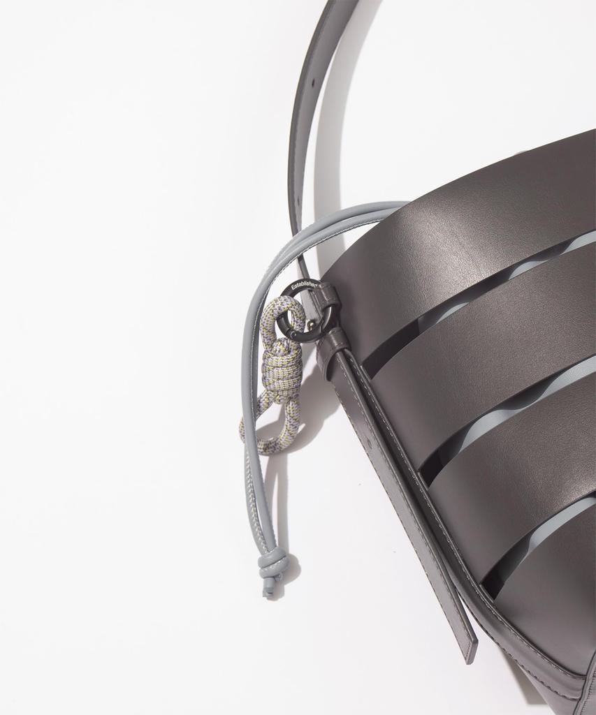 [FCE] НАПЛЕЧНАЯ СУМКА TECH LEATHER CAGE BUCKET