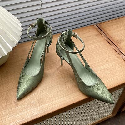 Туфли на высоком каблуке знаменитостей не надоедают туфлям чонсам, платью-лошади, однословным туфлям-лодочкам на тонком каблуке и с острым носком.