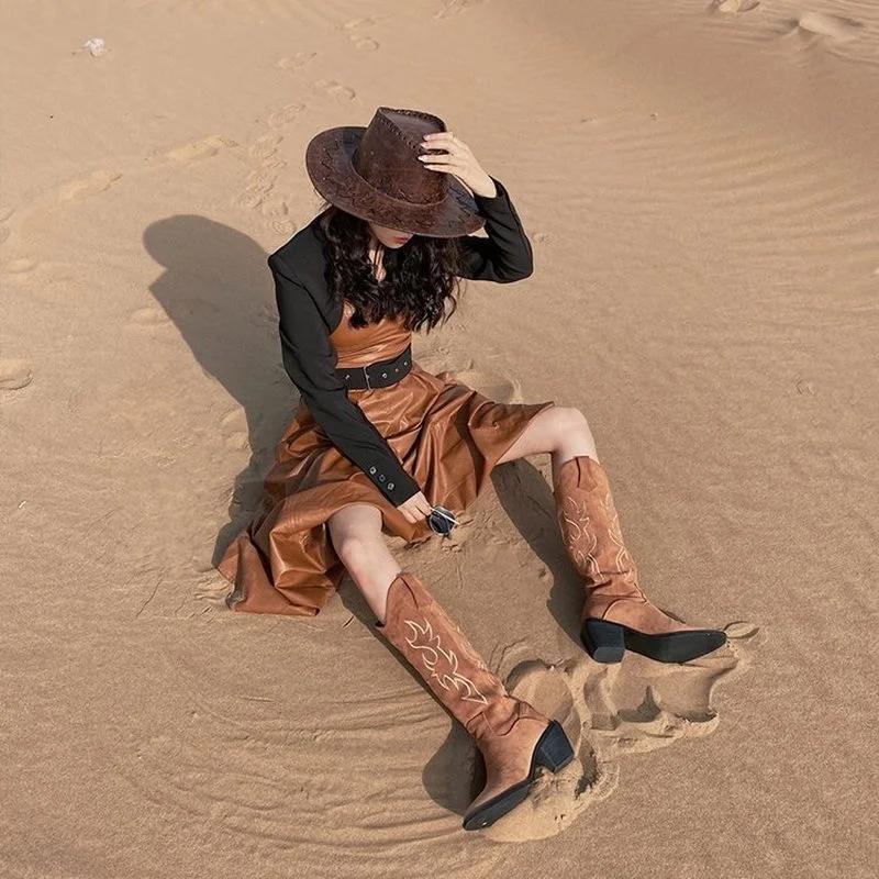 Сапоги женские ковбойские сапоги в стиле вестерн для женщин с острым носком женские туфли из тисненой замши кожаные ботинки до середины голени на толстой танкетке