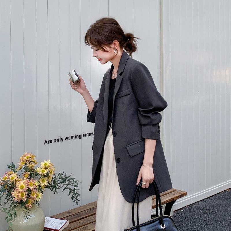 Женский модный пиджак весна-лето 2025 с надписью из стразов — серый, повседневный, универсальный, свободный крой.