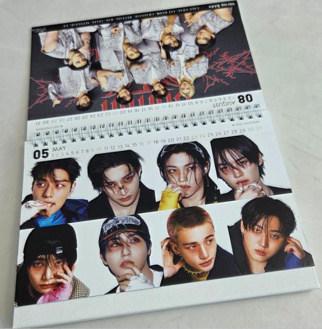 Stray Kids Настольный календарь на 2026–2027 годы – Двусторонний в стиле фотокниги (Случайные изображения)