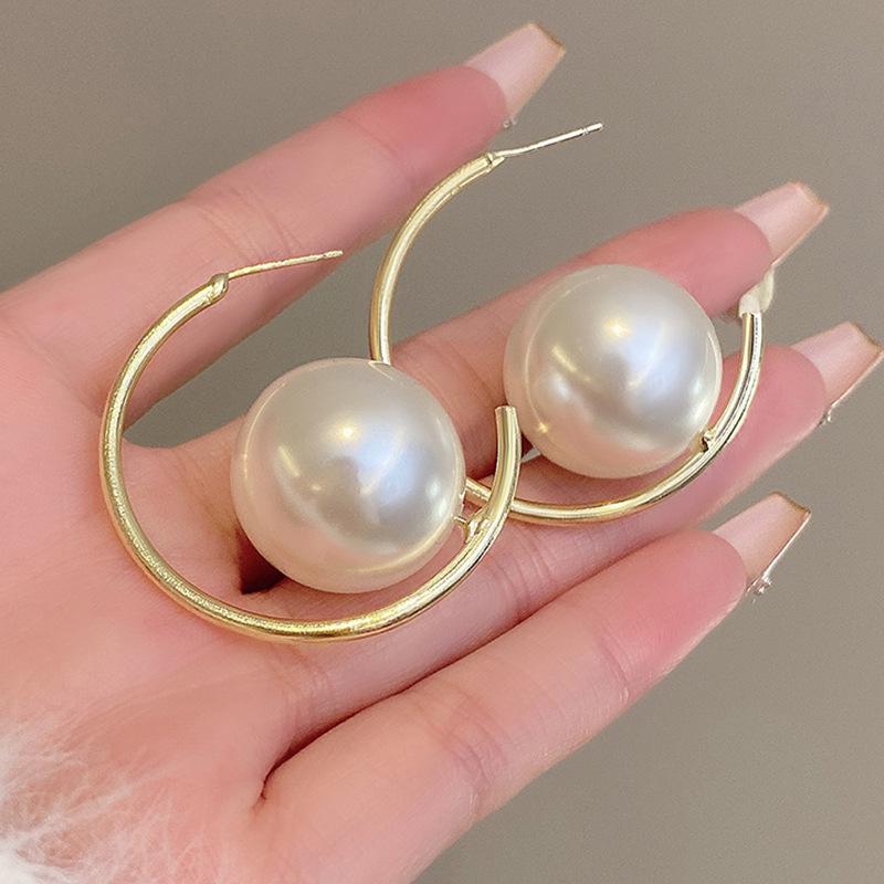 2023 High-End French Pearl Earrings: Light Luxury, Unique Design for Women