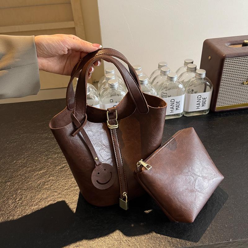 Нишевая ретро сумка через плечо женская летняя новая портативная сумка-ведро с продвинутой текстурой, универсальная сумка-мессенджер для通勤, женская сумка