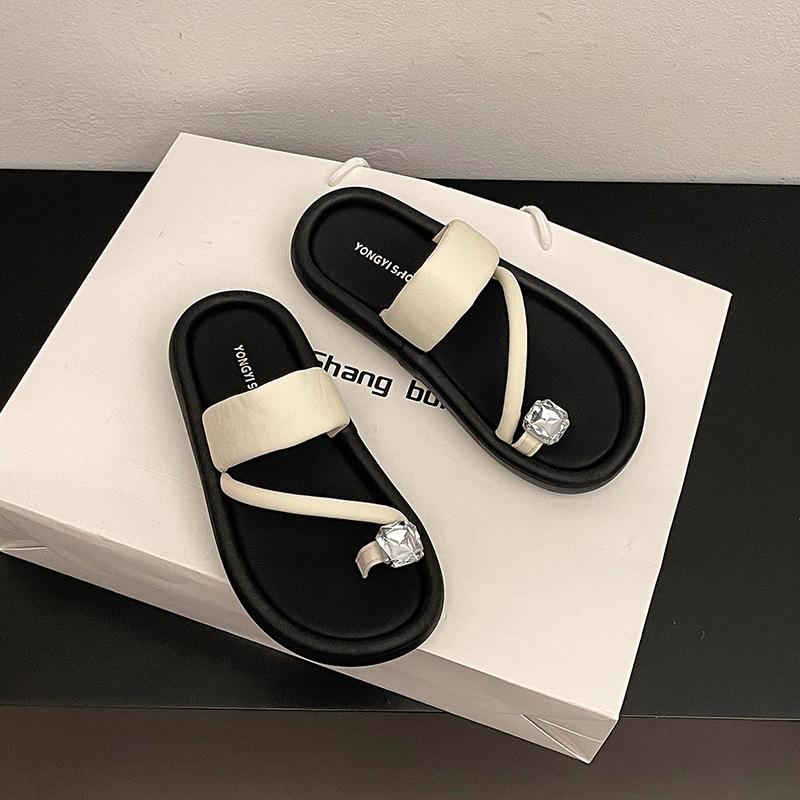Fashion tribe Internet celebrity rhinestone cool slippers women's summer wear 2025 spring new one-word strap foot thick bottom drag