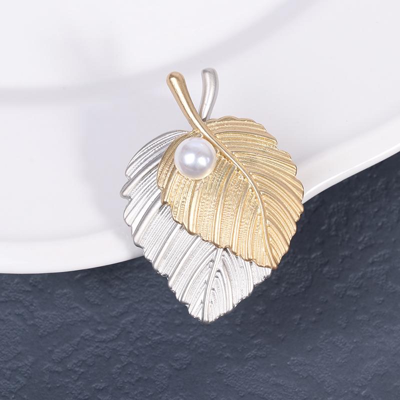 Maple Leaf Brooch Metal Vintage Women Charming Exquisite Collar Lapel Pin Gift