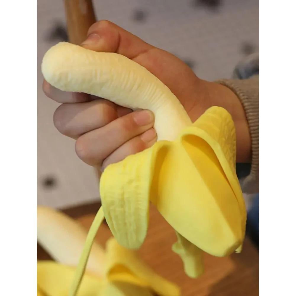 Имитация выпуска банана. Детская игрушка-банан. Трюк и трюк. Банан, сжимающий радость.