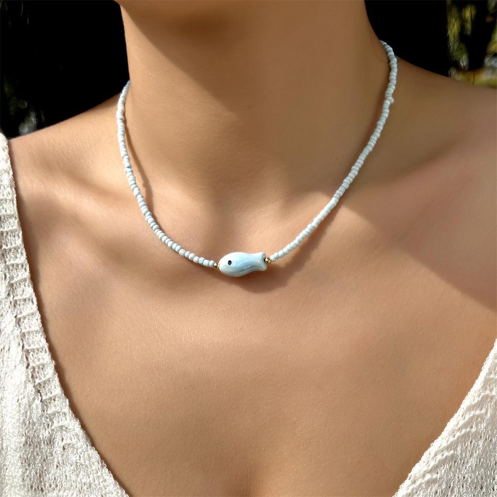 Керамическое ожерелье-подвеска в виде рыбки Gmai для женщин, многоцветные рисовые бусины с бирюзовыми акцентами, нежные украшения в виде рыбок для повседневной носки и отпуска