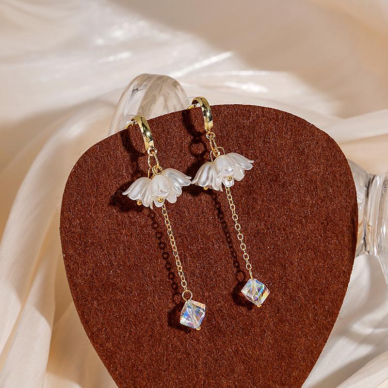 Серьги-пусеты 'Серебряная игла' из корейского белого перламутра в форме лепестка с прозрачным цветком и кисточкой из жемчуга