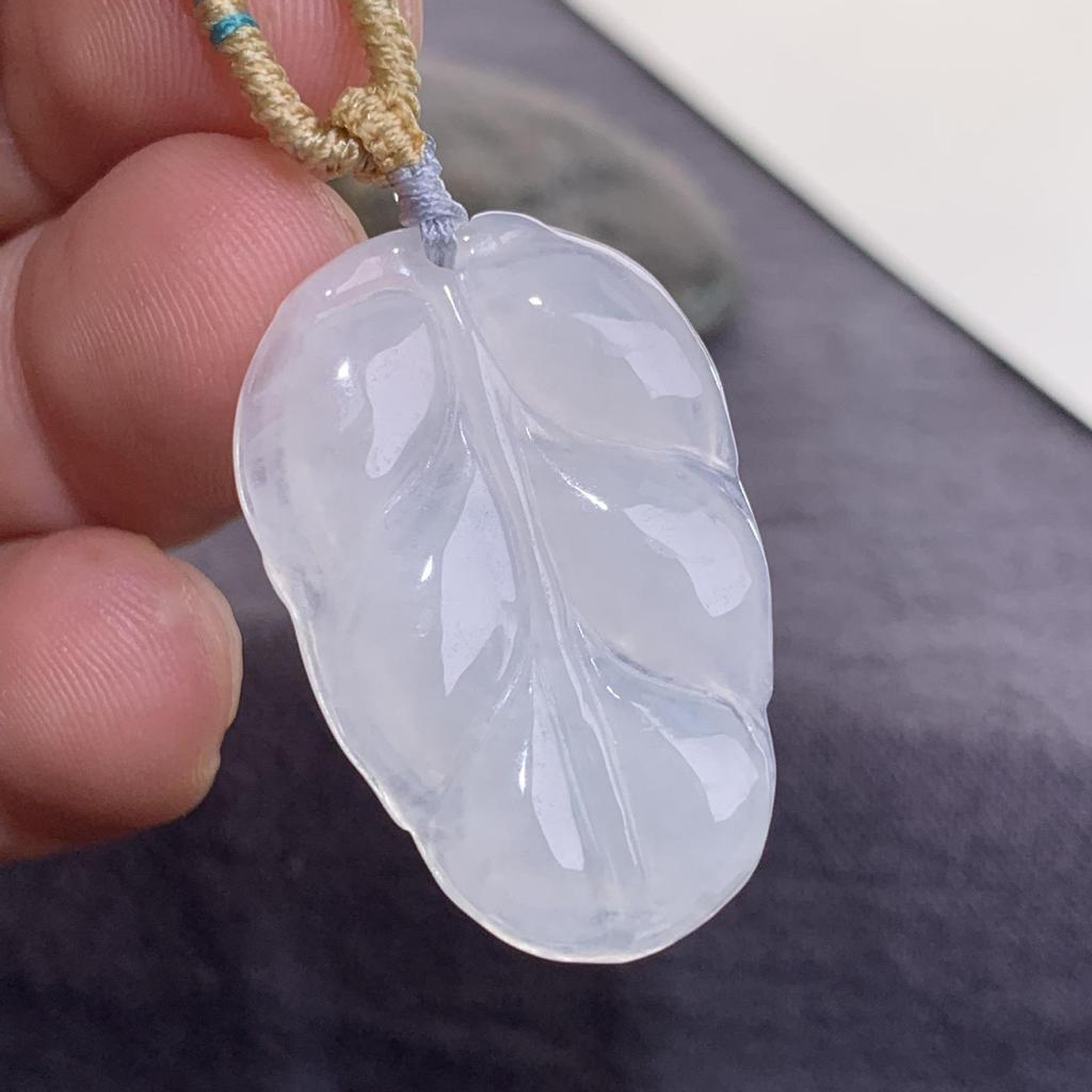 Подвеска из натурального бирманского жадеита класса А с фигурками лисы, тигра, цилиня и бодхисаттвы