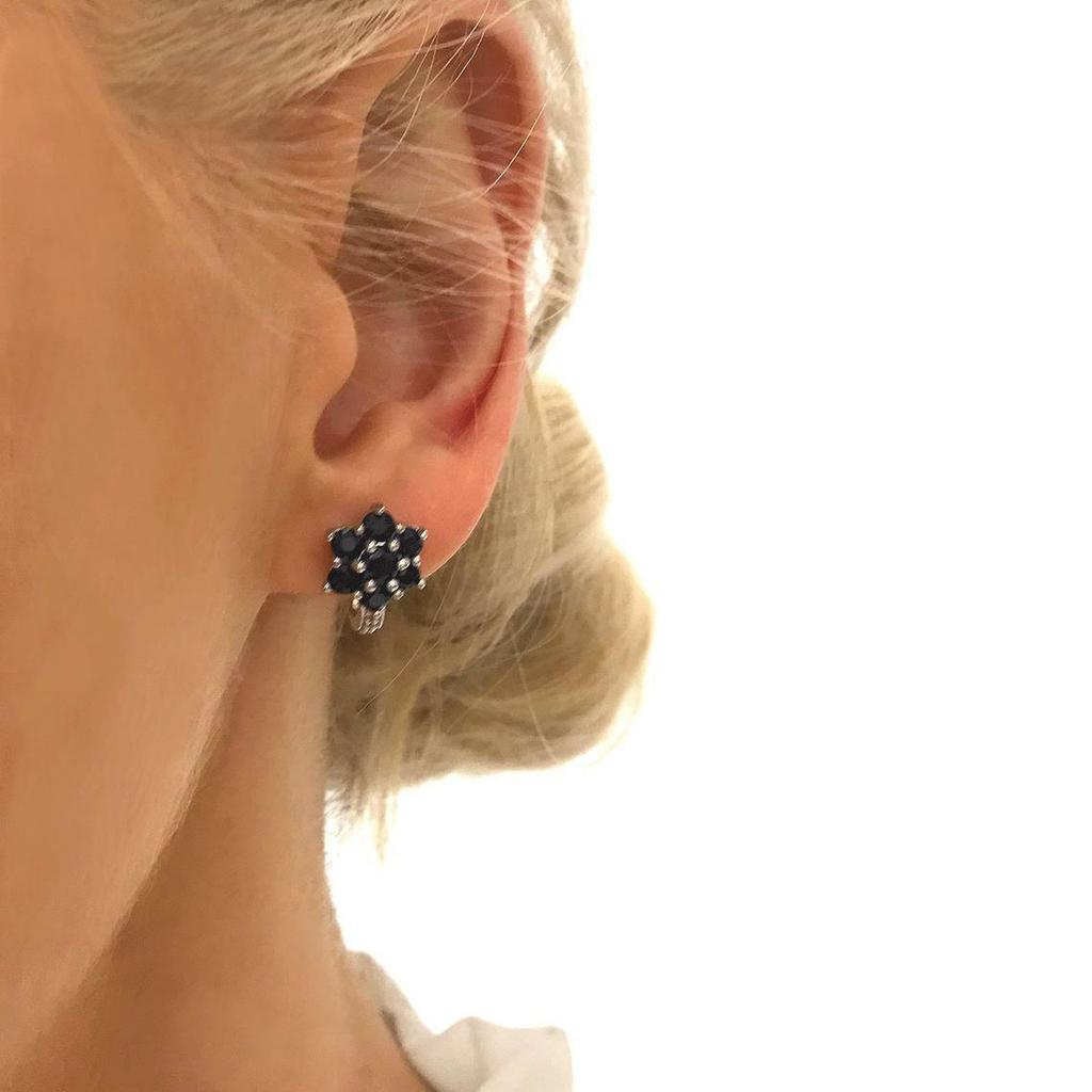 Изготовленные вручную из чистого серебра серьги-гвоздики с настоящими синими сапфирами в форме цветка для нее