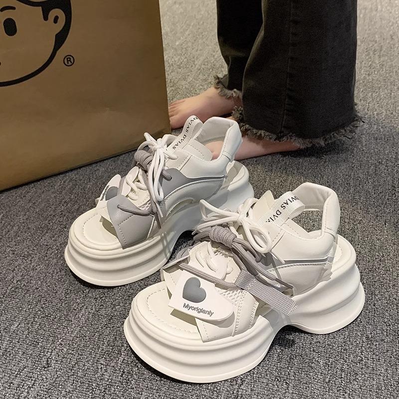 Дышащие женские повседневные туфли с открытым носком, кроссовки с открытым носком и открытой пяткой, кроссовки на танкетке и платформе, белые босоножки на каблуке