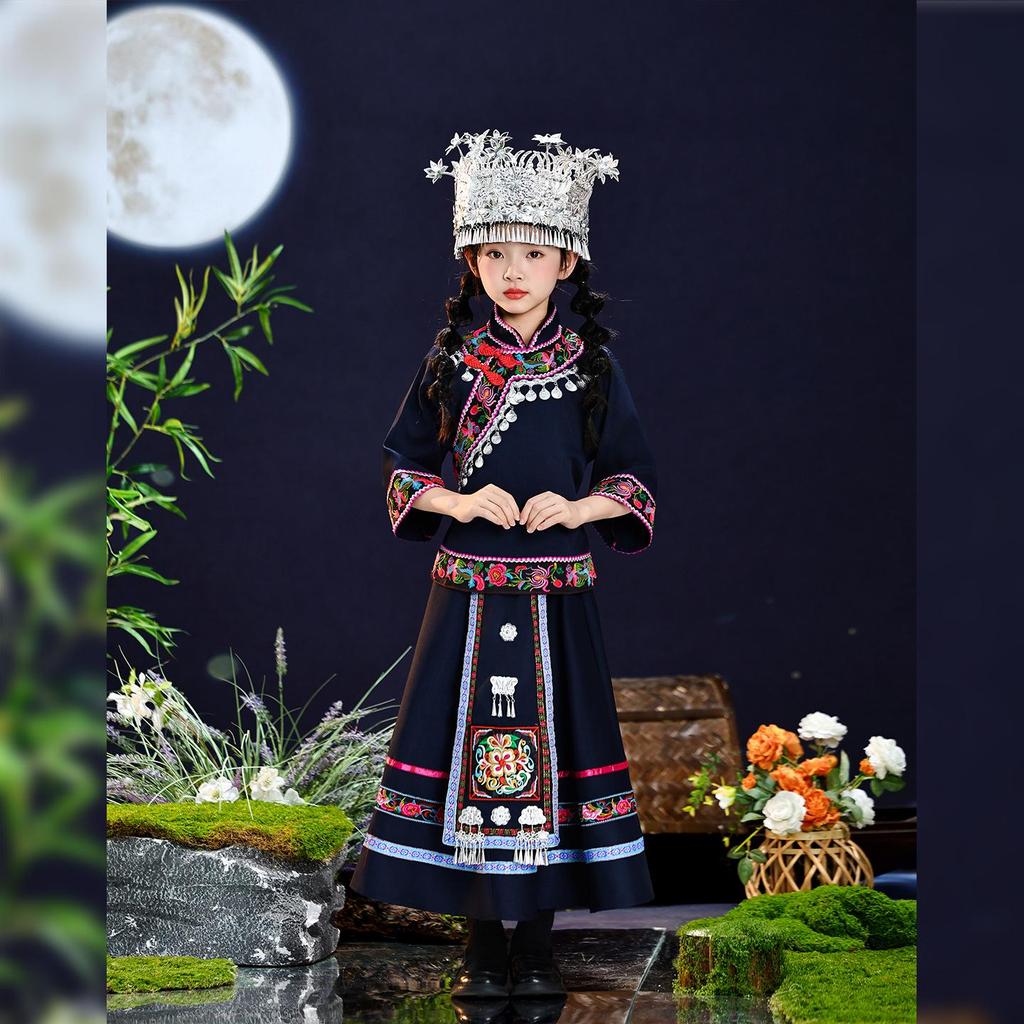 Костюмы для девочек для танца народностей Гуанси Чжуан и Мяо к выступлению на Фестивале 3 марта