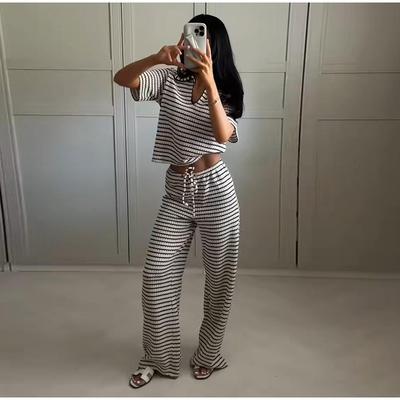 Женский текстурированный вязаный комплект топ и брюки V-образный вырез Повседневный Универсальный стиль Летний Новый Женский комплект одежды с коротким рукавом и брюками в полоску Свободного кроя