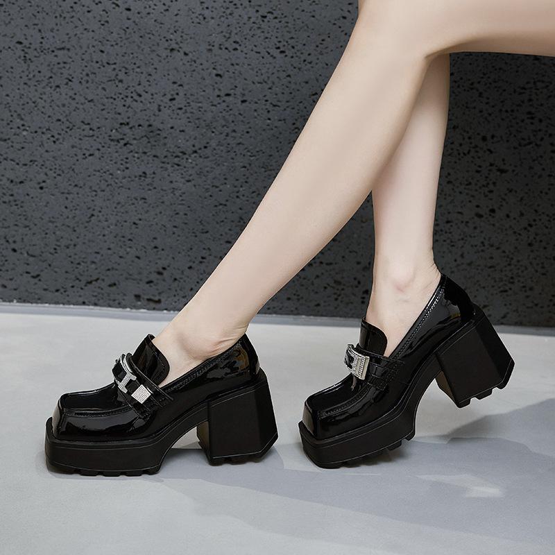 Женские лоферы на платформе 2025 весна и осень новинка универсальные увеличение роста один педаль толстый каблук черные в британском стиле маленькие кожаные туфли