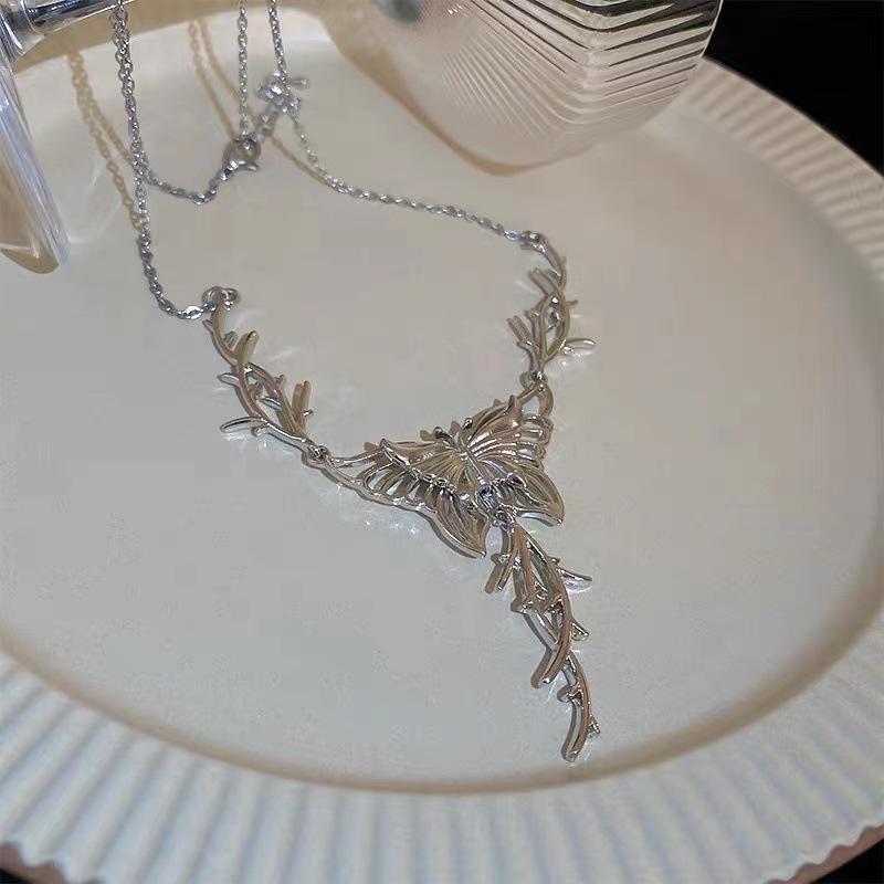 Thorns butterfly necklace female ins design sense hip hop cold wind Internet celebrity babes temperament collarbone chain