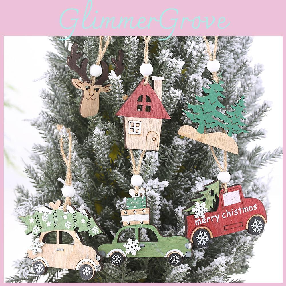 Очаровательный деревянный рождественский декор с милыми подвесными украшениями в виде машинки и оленя.