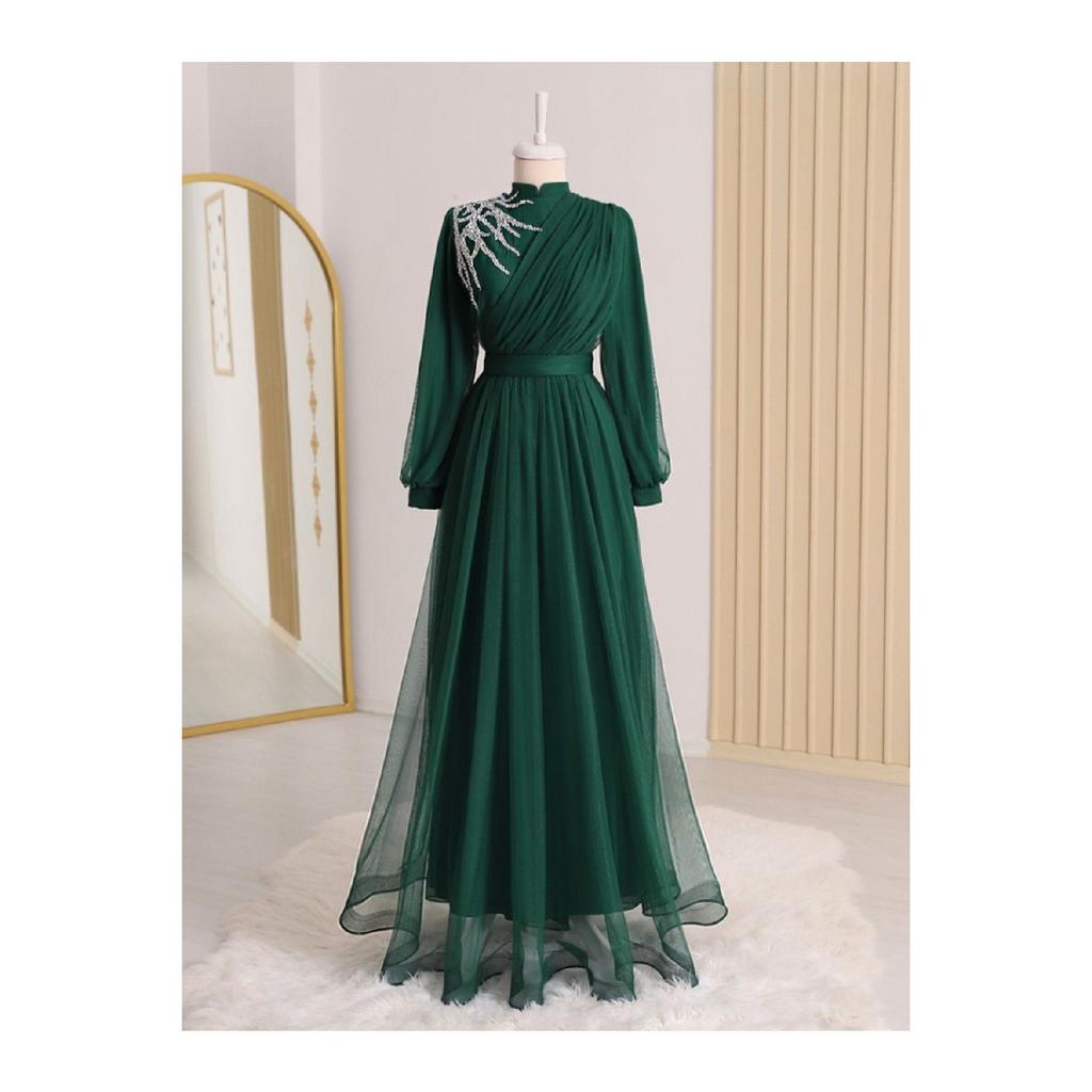 Вечернее платье из тюля с драпировкой и поясом, с каменной отделкой спереди