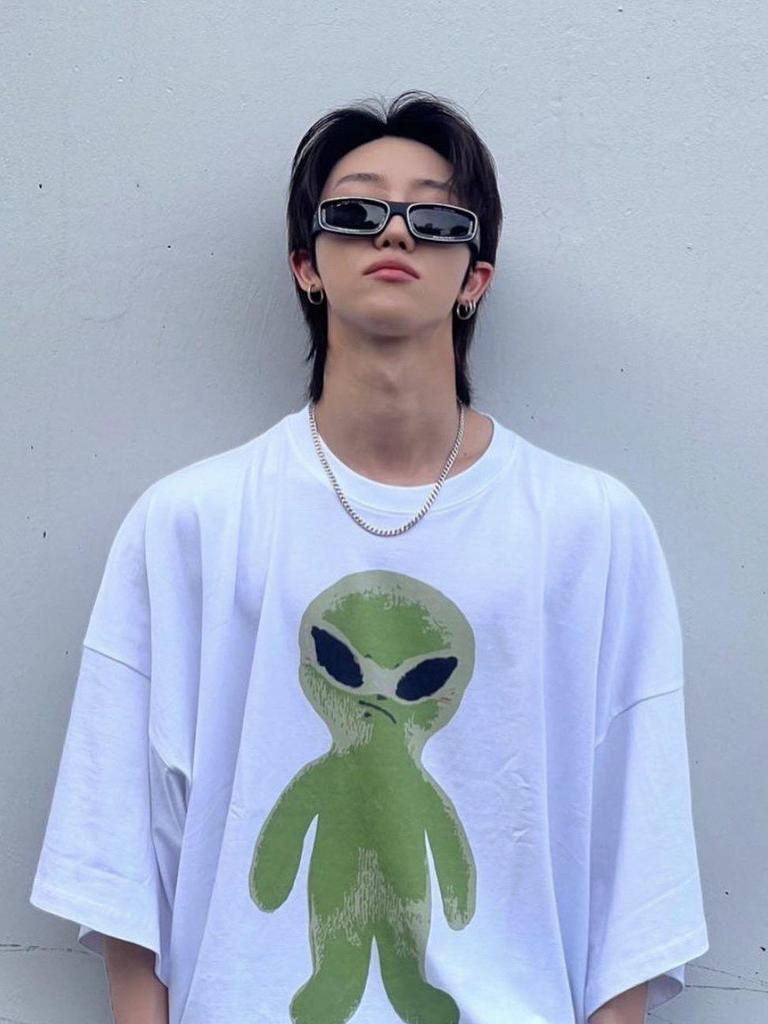 Футболка свободного кроя с принтом Alien и рукавами летучей мыши - унисекс, модный стиль для пар (Сюй Минхао вдохновлен)