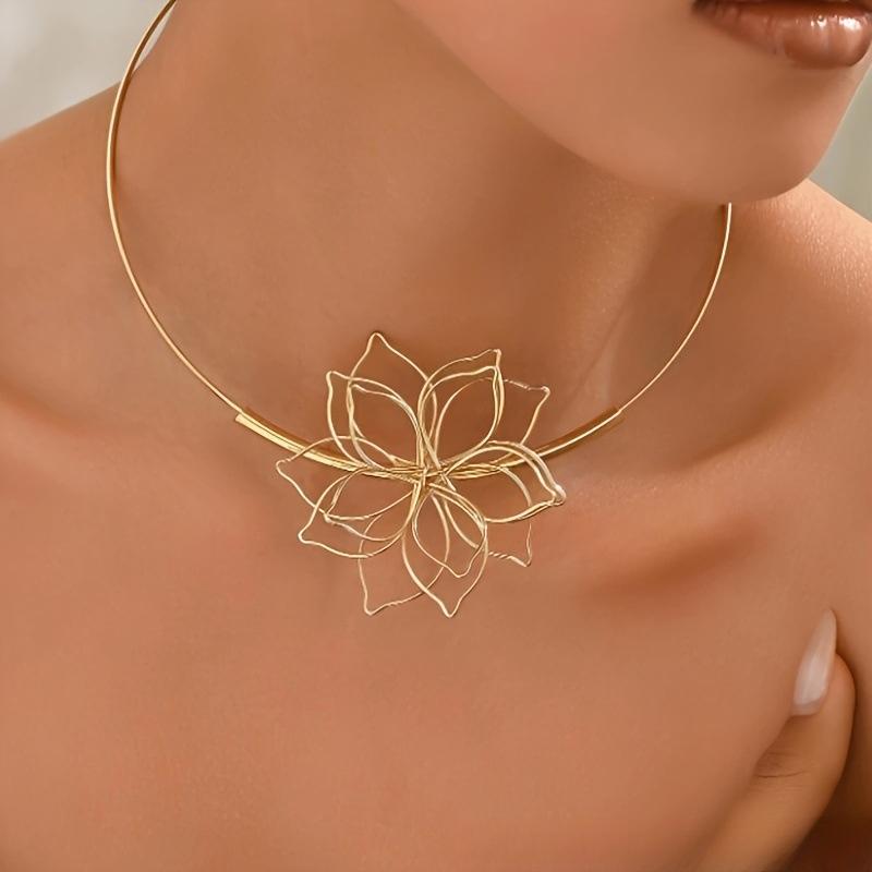 Ретро-ожерелье с преувеличенным полым цветком