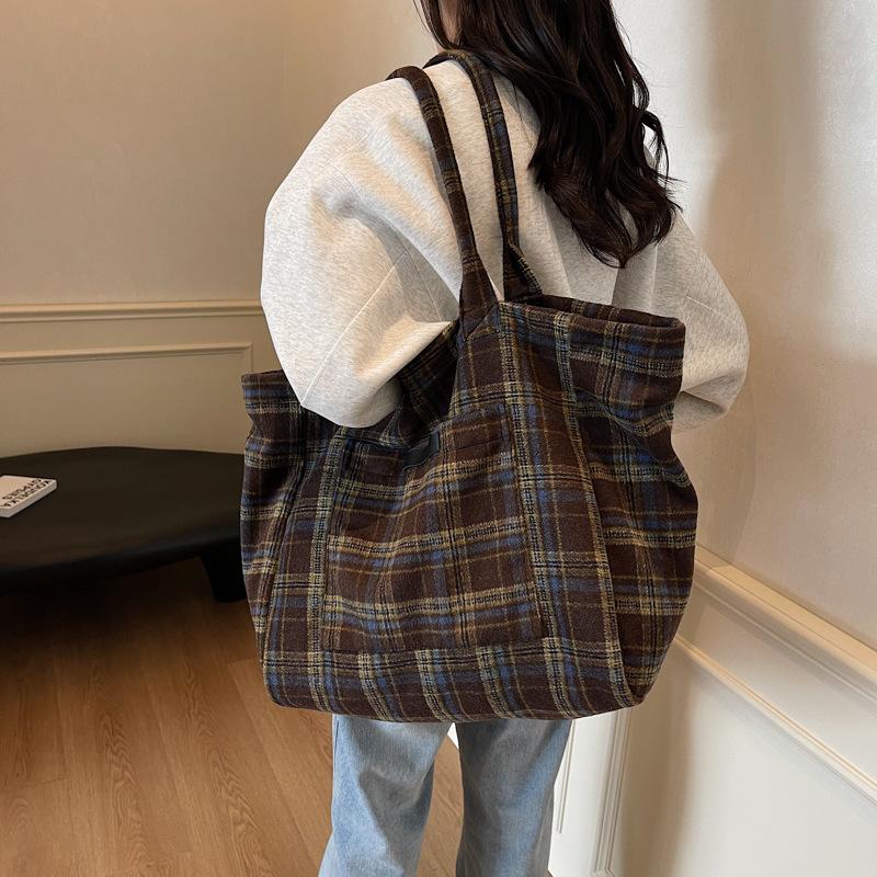 Осенне-зимняя шерстяная клетчатая большая сумка женская 2024 новая корейская версия сумка-тоут в студенческом стиле повседневная сумка через плечо большой вместимости