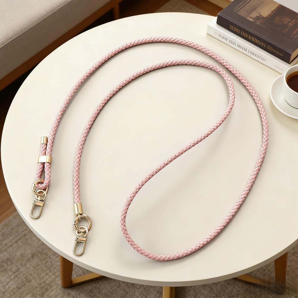 Регулируемый плетеный кожаный ремешок через плечо и брелок для телефона.