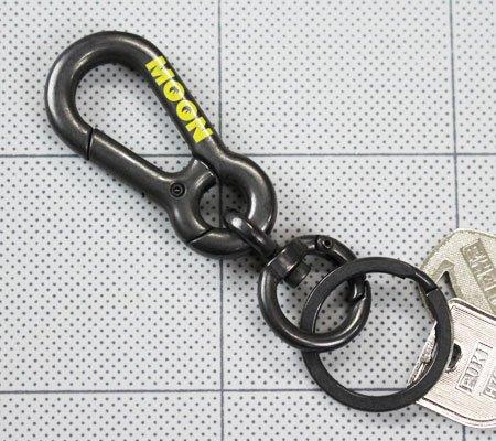 Брелок MOONEYES с двумя карабинами, черный_KH-MKR133BK-MON