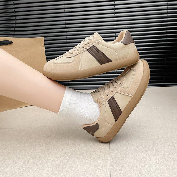 2024 осень маленькие белые туфли новая корейская версия женские студенческие туфли на плоской подошве спортивные кроссовки для сноуборда повседневные уличные стрельбы немецкие тренировочные туфли