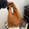 Европейская и американская ретро матовая сумка-тоут с бахромой через плечо 2025 большая вместимость модная сумка-тоут стиль для отпуска сумка под мышкой женщины