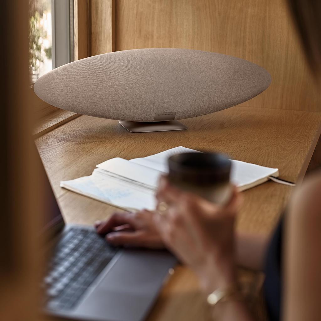 Bowers Wilkins Bowers Wilkins Wireless Smart Speaker Solar Gold & & B&W ZEPPELINPRO/GOLD