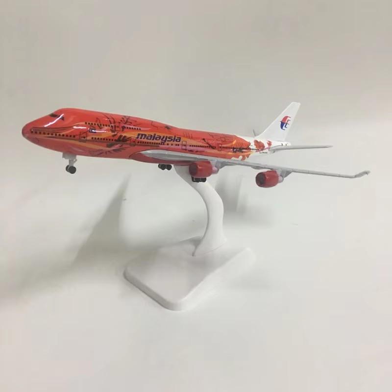 1/400 20см Малайзия Красный Модель Самолета 747 Авиалинии Металлическая Копия Самолета Материал Сплав Авиационная Форма Подарок Серия B747