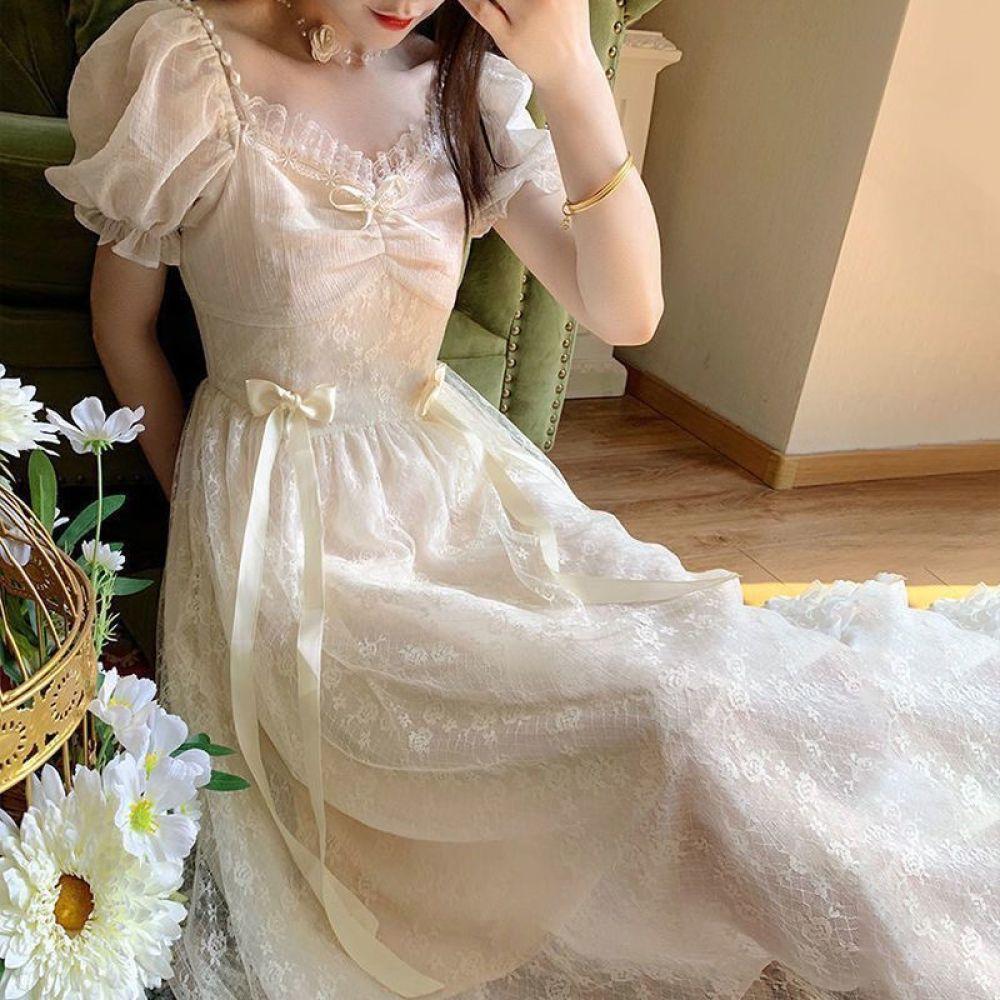 Платье принцессы с пышными рукавами и бантом. Летнее кружевное платье-миди с жемчугом и жемчугом.