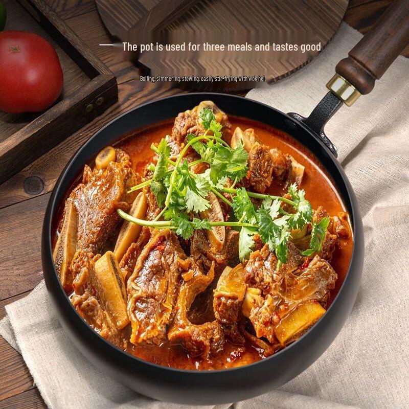 Lilang Hammered Cast Iron Wok with Wooden Lid